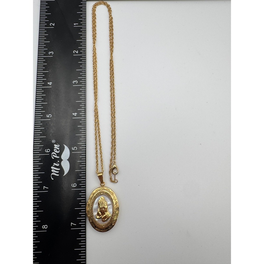 Vintage Locket Necklace Gold Tone Oval Mother of Pearl Praying Hands Religious - Picture 3 of 9
